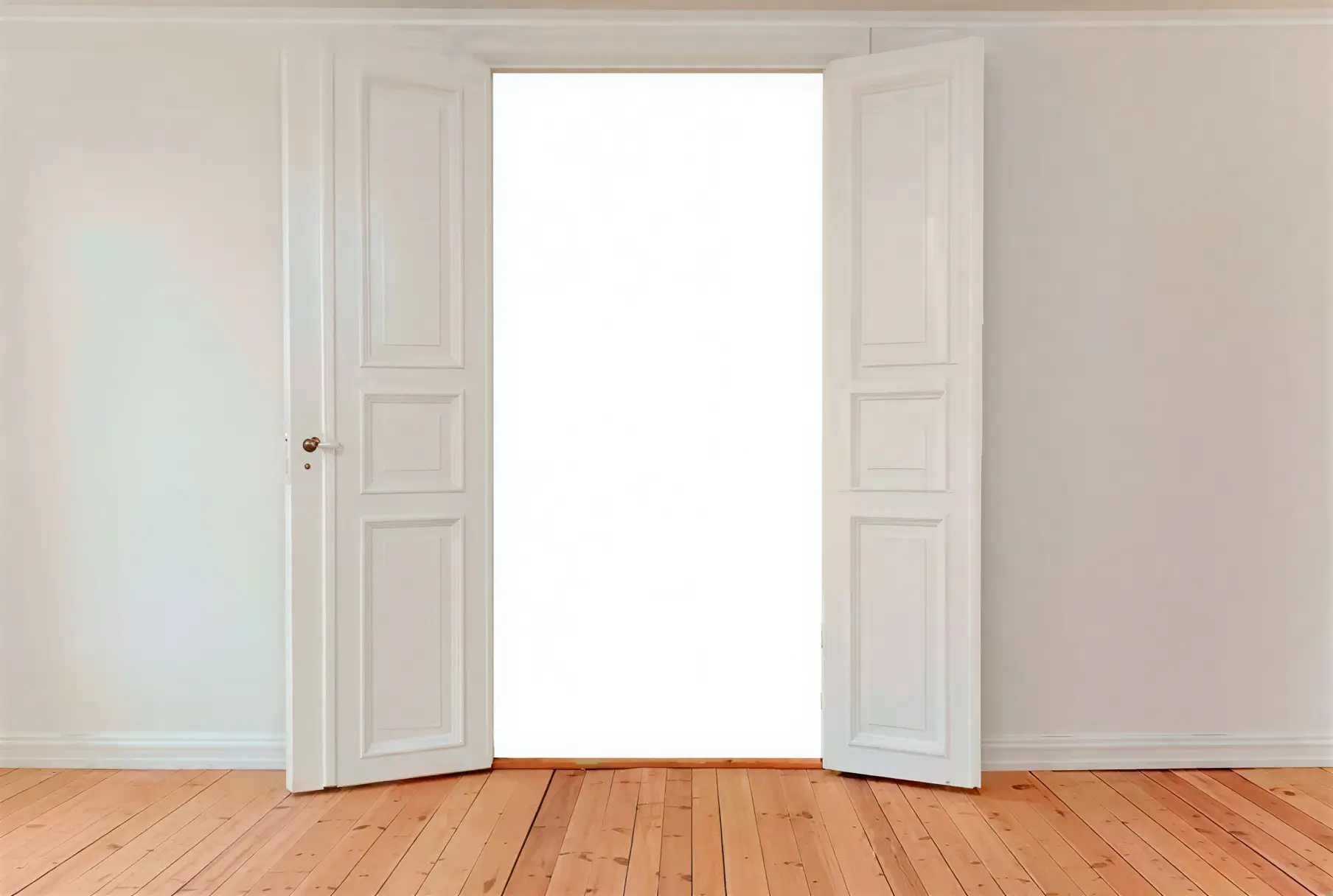 Los Pintores Tarragona lacando puerta interior en blanco con acabado profesional