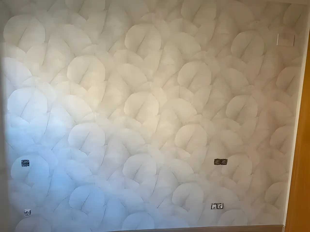Los Pintores Tarragona aplicando papel pintado de textura clara en salón reformado