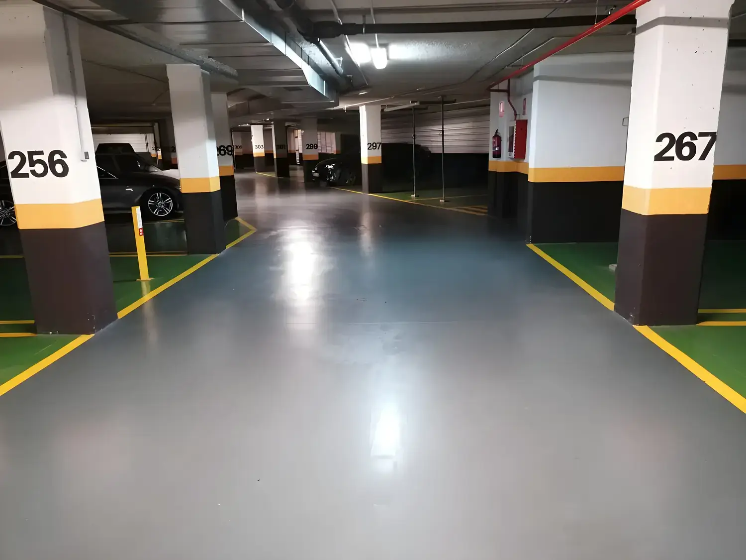 Garaje comunitario pintado y señalizado por Los Pintores Tarragona