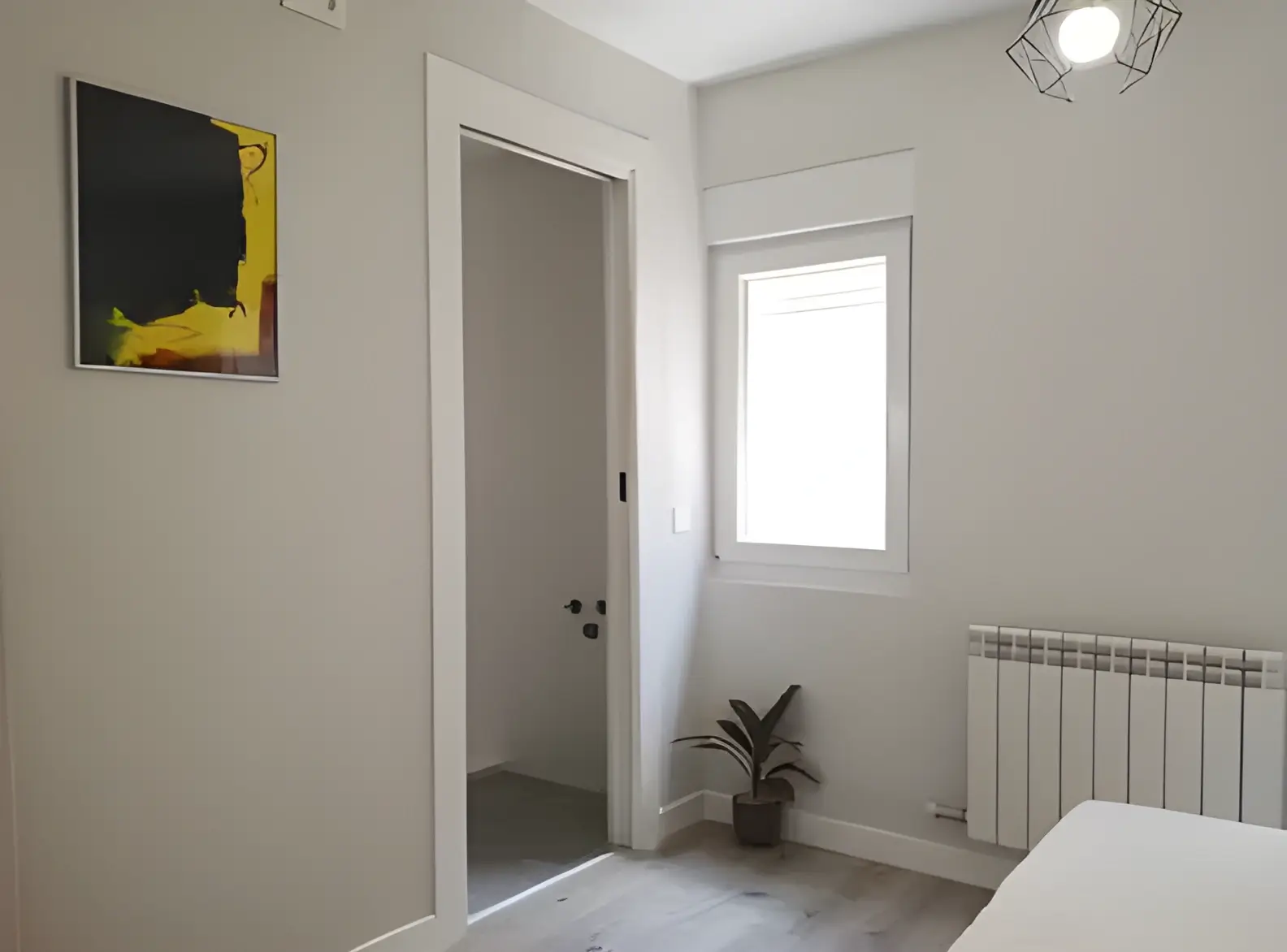 Habitación recién pintada en blanco por Los Pintores Tarragona para comunidad de vecinos
