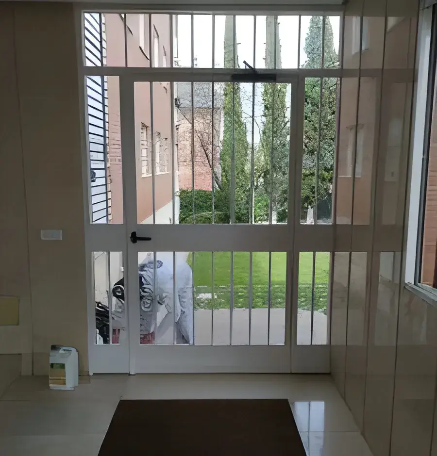 Portal de comunidad pintado por Los Pintores Tarragona con acabado luminoso