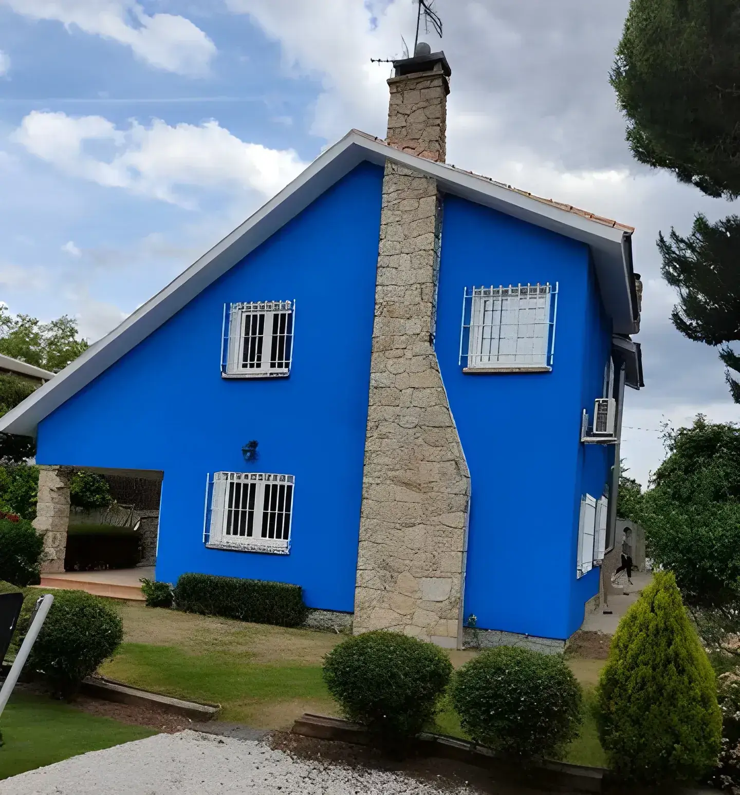 Los Pintores Zaragoza pintando fachada de casa unifamiliar en color azul intenso