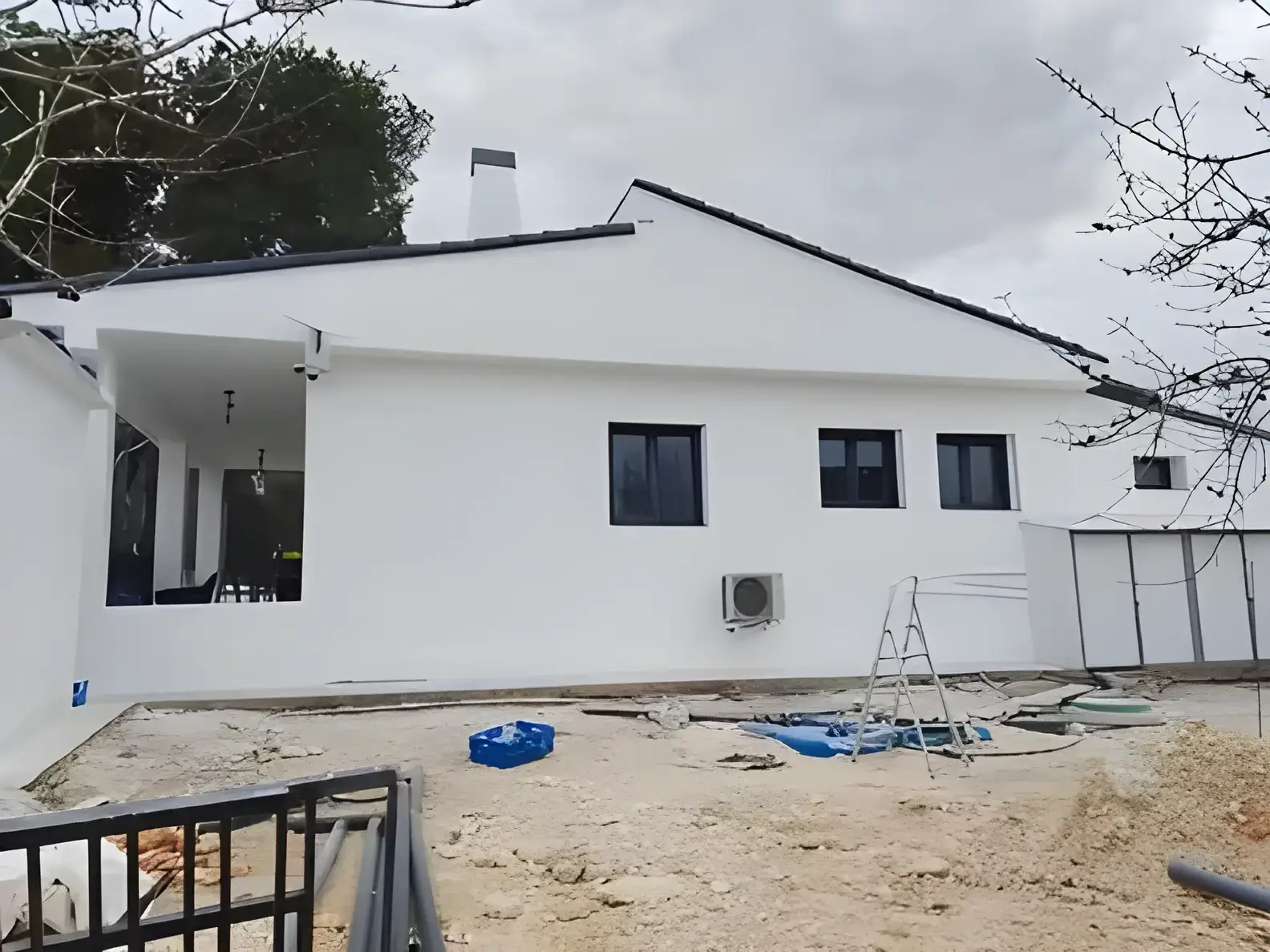 Los Pintores Tarragona Fachada de chalet blanco recién pintada con acabado profesional