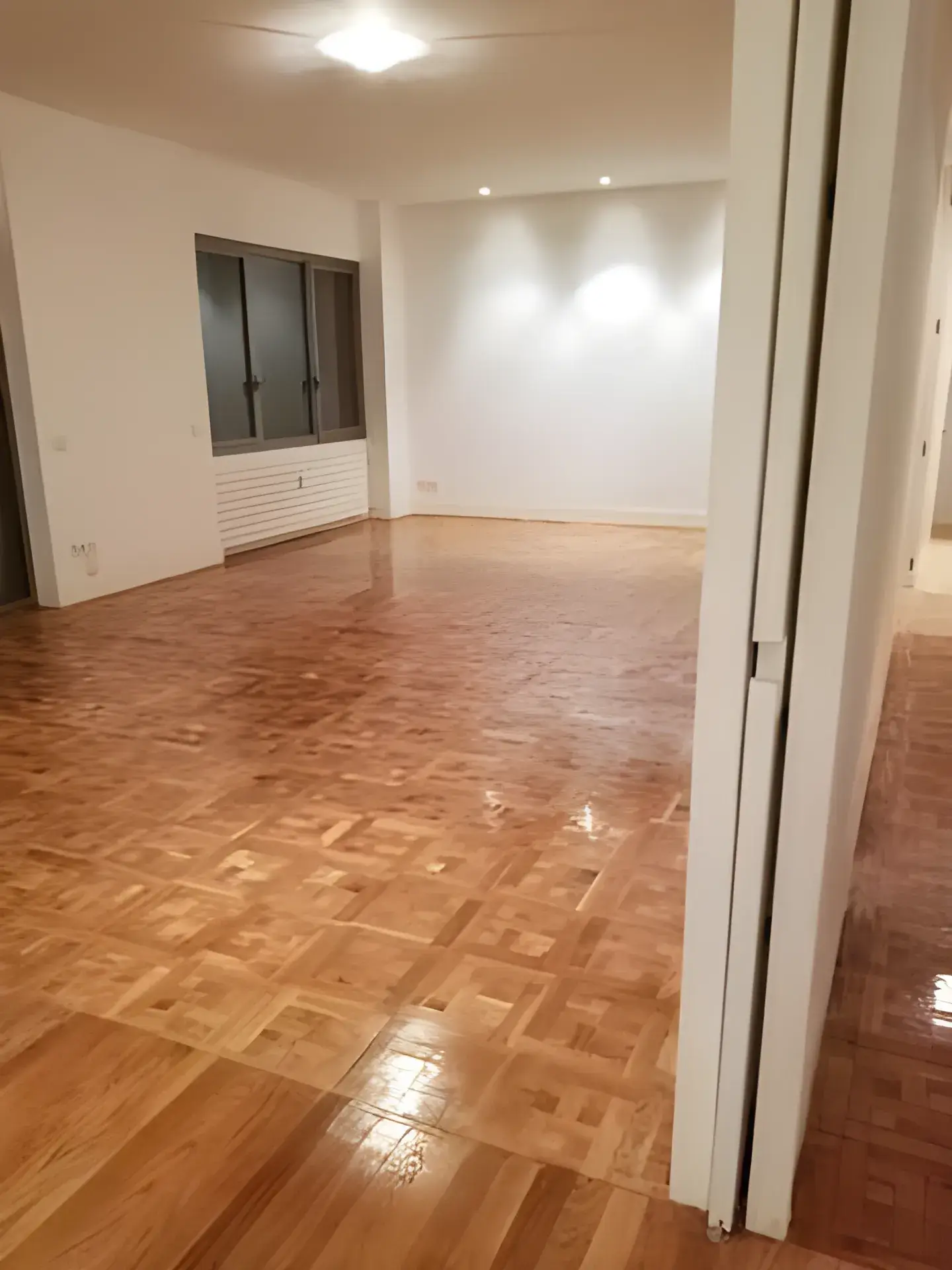 Salón amplio pintado en blanco por Los Pintores Zaragoza, acabado limpio y luminoso