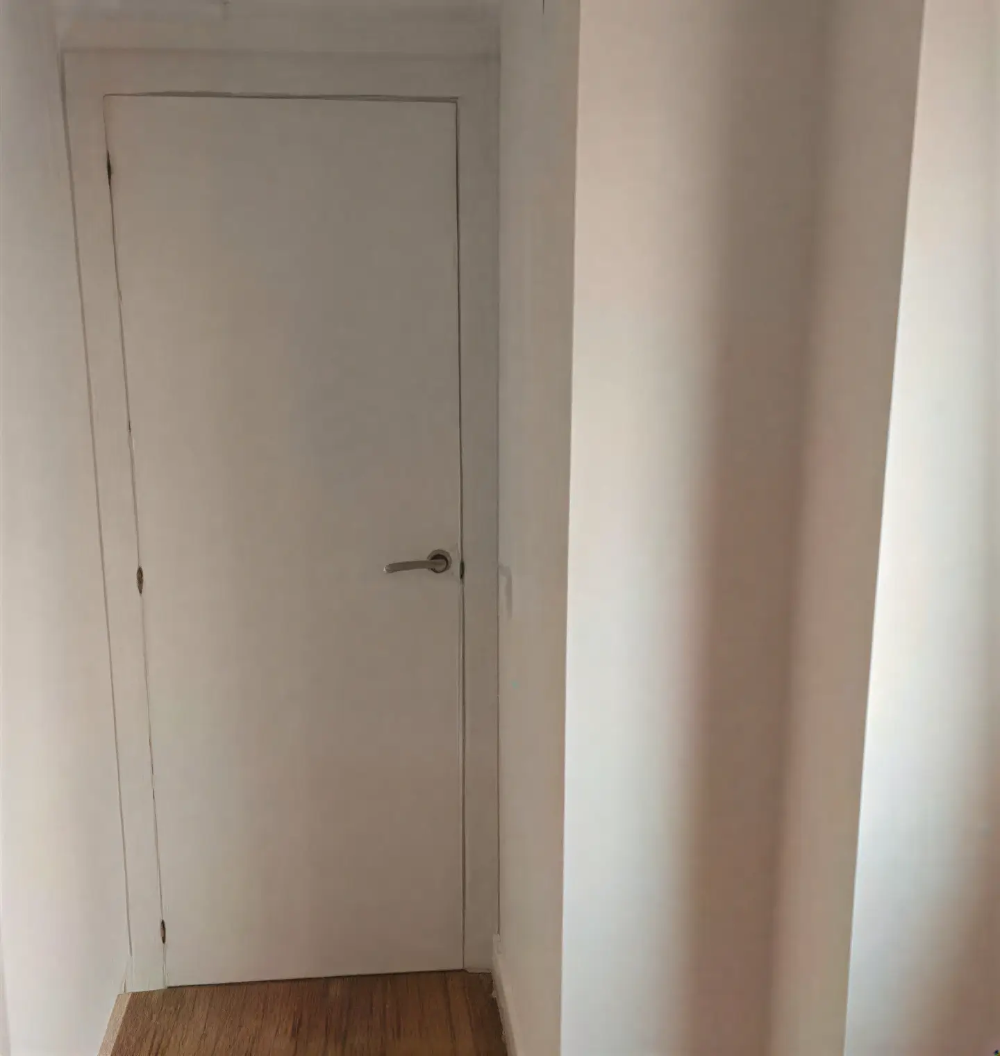 Puerta interior lacada en blanco en pasillo realizada por Los Pintores Tarragona