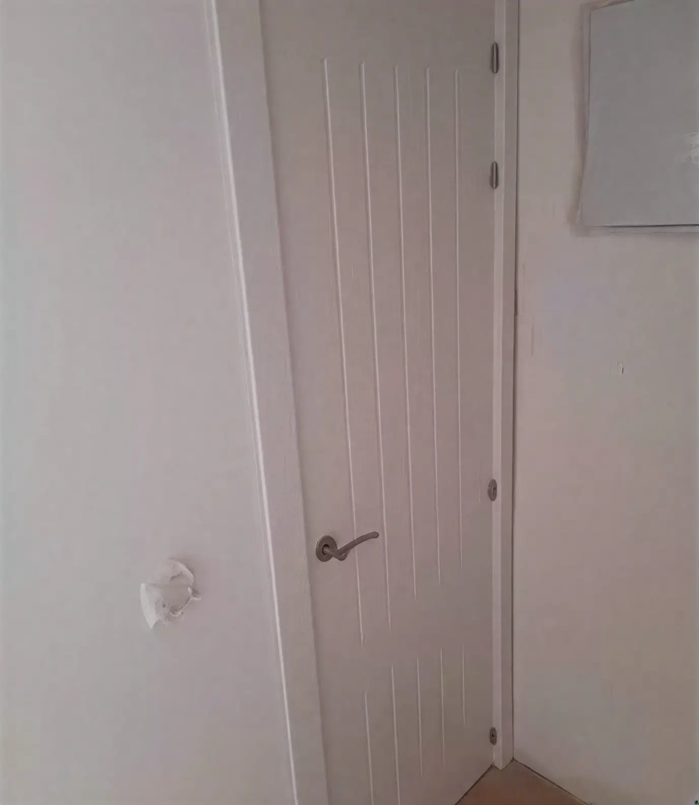 Puerta moderna con ranuras lacada en blanco por pintores profesionales en Tarragona